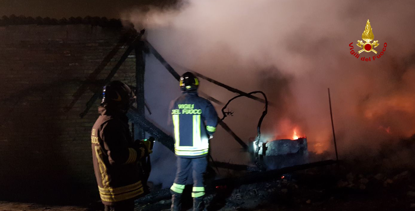 Incendio di capannoni agrigoli a Chioggia